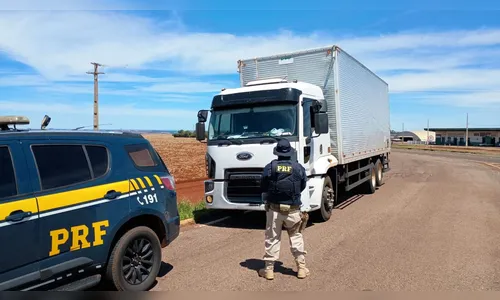 PRF intercepta caminhão com drogas, armas e bloqueador de sinal no PR