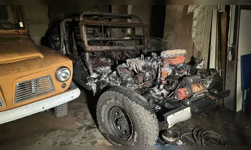 Jeep Willys é destruído em incêndio em depósito de Apucarana