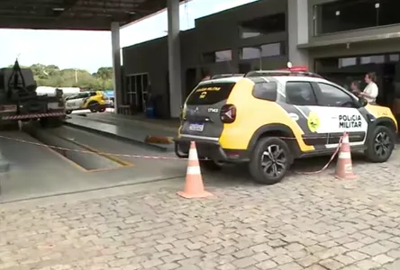 O motorista do caminhão relatou às autoridades que não visualizou o frentista pelos retrovisores e acreditou que o serviço havia sido finalizado.