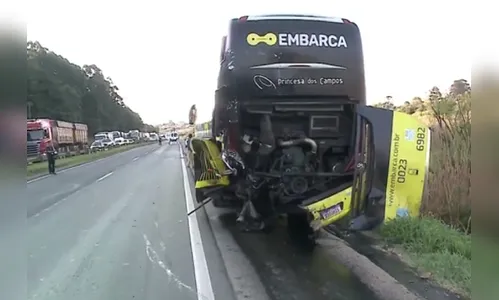Acidente entre ônibus, caminhão e carro deixa feridos na BR-376
