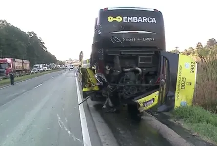 O ônibus transportava passageiros no momento da colisão, mas apenas três ocupantes necessitaram de atendimento médico, todos com lesões consideradas leves.