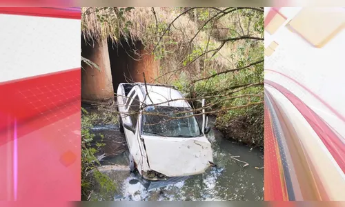 Fiat Strada capota e cai em rio na PR-487 em Manoel Ribas