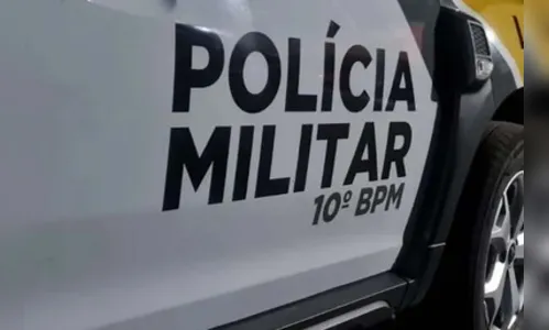 Homem bate porta do carro na cabeça de mulher durante briga