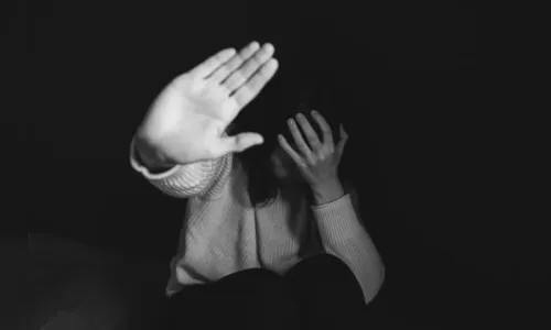 Jovem mantida em cárcere por 22 anos foi abusada por mais de 30 homens