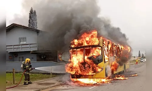 Incêndio destrói ônibus, mobiliza bombeiros e assusta moradores em SC
