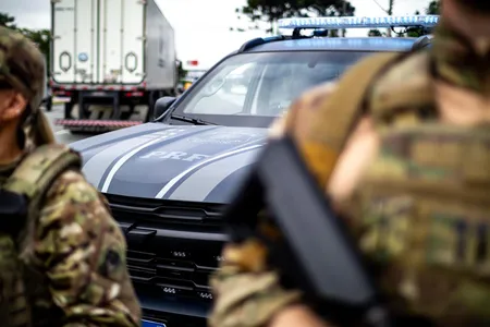 Os criminosos entraram em confronto com a polícia.