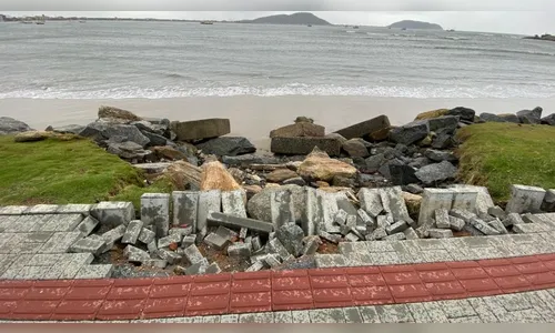 Ressaca do mar destrói parte do novo calçadão de praia de SC