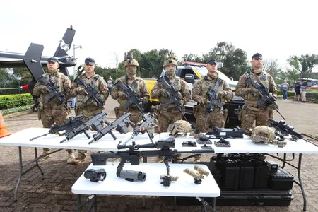 Outros R$ 11,8 milhões foram investidos para a compra de 1.215 fuzis CZ Bren 2 calibre 5,56mm, fabricados na República Tcheca
