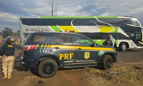 Bandidos batem carro em ônibus durante tentativa de roubo em Apucarana