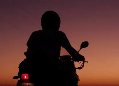 Populares encontraram a motocicleta abandonada em um matagal, na Rua Luiz Fabo