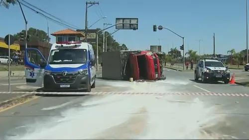 Por conta da batida, a via ficou totalmente bloqueada