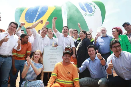 Ratinho Junior e outras autoridades durante inauguração