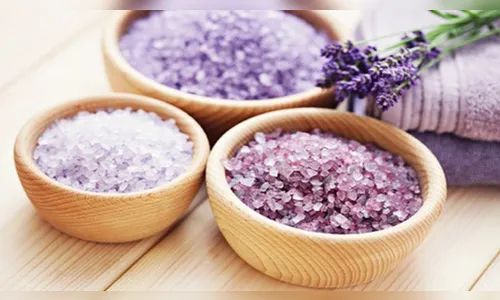 Magia do sal grosso para limpeza e proteção