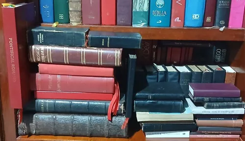 Segundo a paróquia, as pessoas poderão ver Bíblias de vários tamanhos, traduções e origens