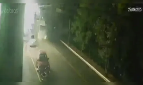 Veja momento em que caminhão quebra poste e causa apagão em Apucarana