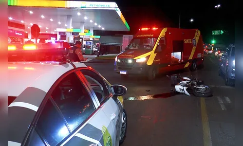 Colisão entre carro e moto deixa mulher ferida em Apucarana