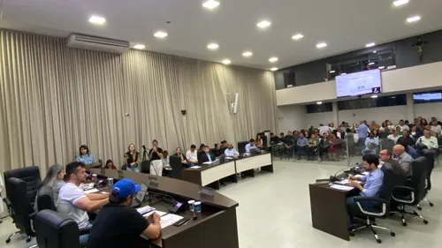 Sessão plenária desta segunda (08) contou com 20 matérias na pauta, entre projetos de lei, requerimentos e moção de aplausos