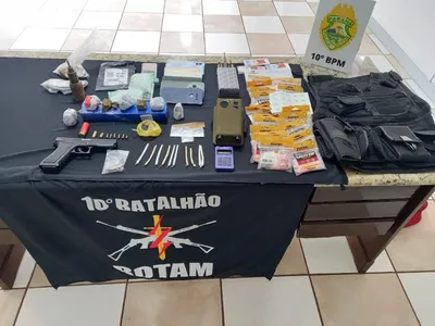 Simulacro de pistola, munições e drogas apreendidas