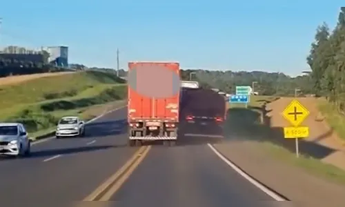 Caminhoneiros duelam em ultrapassagem e quase causam acidente em SC
