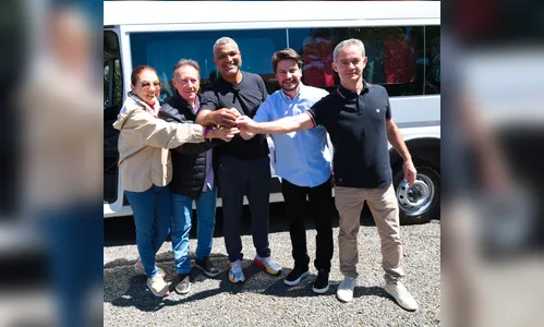 Prefeitura de Arapongas entrega de van para o esporte