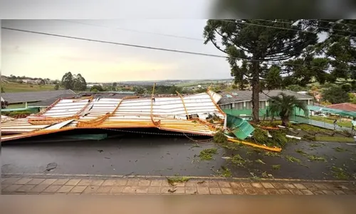 Após forte chuva, telhado de ginásio desaba e aulas são suspensas