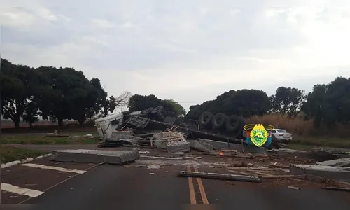 Tombamento de carreta na PR-090 mata motorista de 42 anos