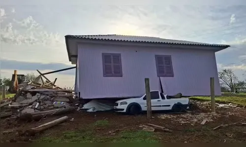Tornado arranca casa, lança sobre carro e destrói 40 imóveis em SC