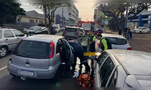 Engavetamento com três veículos deixa mulher ferida em Apucarana
