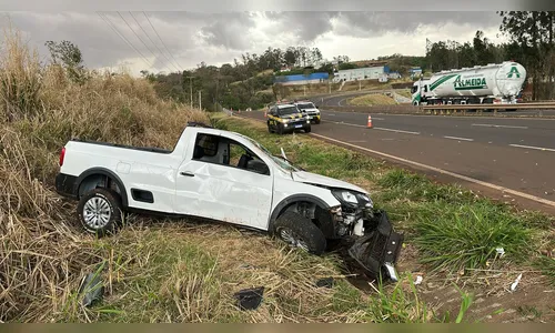 Capotamento no Contorno Sul de Apucarana deixa uma pessoa ferida