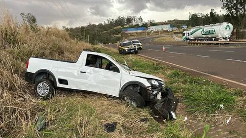 Veículo capotou e saiu da pista