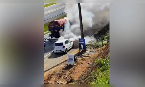 Carro pega fogo em rodovia de SC e motoristas param para ajudar; veja