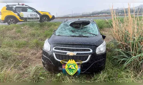 Chevrolet Spin capota e deixa cinco feridos na PR-445 em Londrina