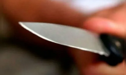 Homem leva seis facadas dentro de bar em Califórnia; uma atingiu olho