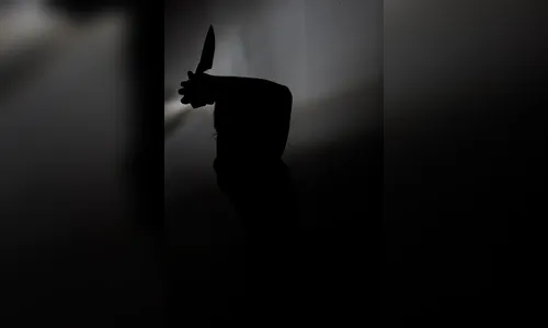 Mulher esfaqueia filho de 08 anos e é linchada por vizinhos