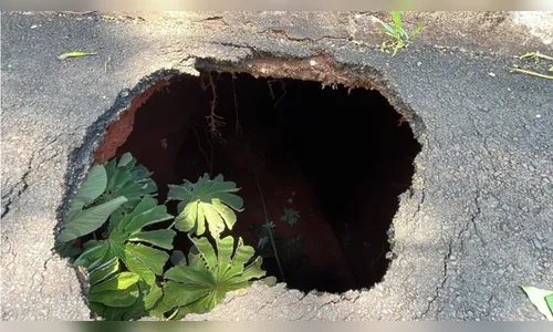 Rua é interditada no Núcleo João Paulo por buraco em asfalto