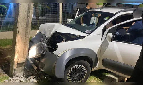 Jovem fica ferida após carro bater em poste em Apucarana