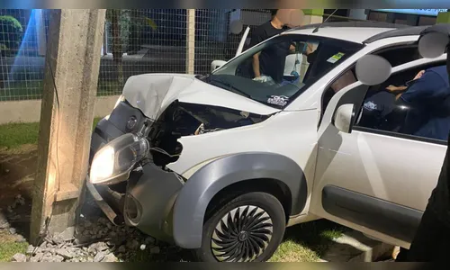 Jovem fica ferida após carro bater em poste em Apucarana