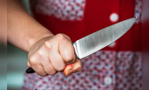 Mulher invade casa com faca e ameaça esposa de amante em Cambira