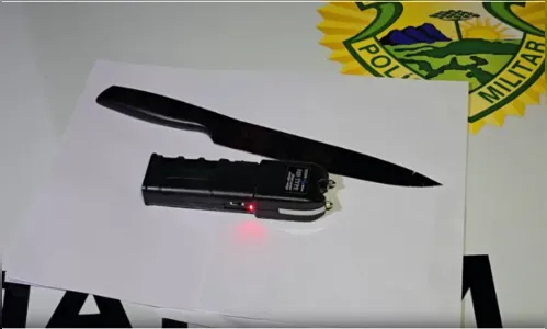Mulher tenta matar a mãe a facadas após discussão por dinheiro
