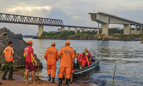 Carreta é retirada do Rio Tocantins dez meses após queda de ponte