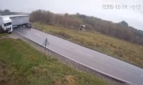 Imagens chocantes mostram caminhão derrapando e colidindo com carro