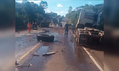 Grave acidente entre caminhões deixa três feridos na PR 466