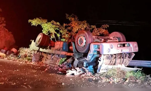 Motorista de Cândido de Abreu morre após caminhão tombar na PR-487