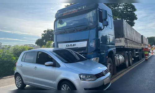 Acidente entre carro e caminhão afeta trânsito na BR-376 em Califórnia