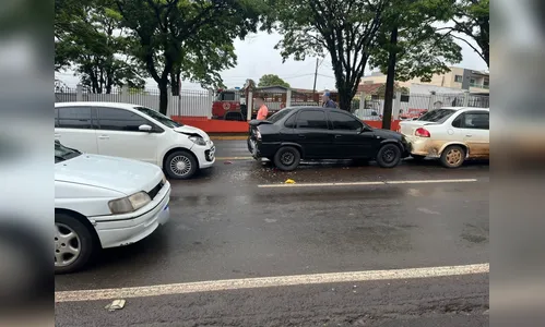 Engavetamento entre três carros é registrado na Avenida Minas Gerais