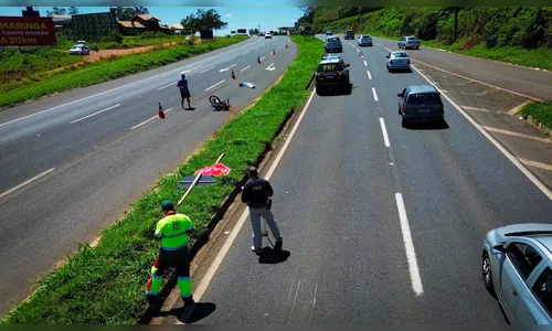 Colisão entre moto e caminhão deixa idoso de 75 anos morto na BR-376