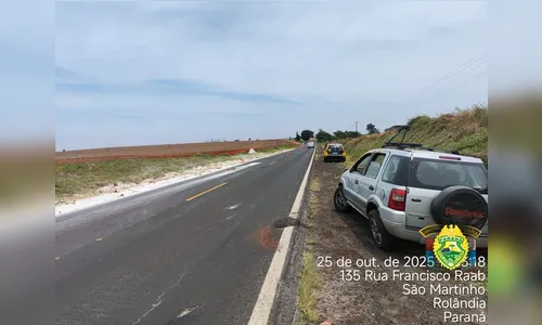 Carro capota e carreta de Arapongas derrama farinha de trigo na PR-170