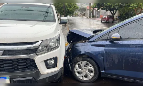 HB20 e S10 batem em cruzamento em Apucarana