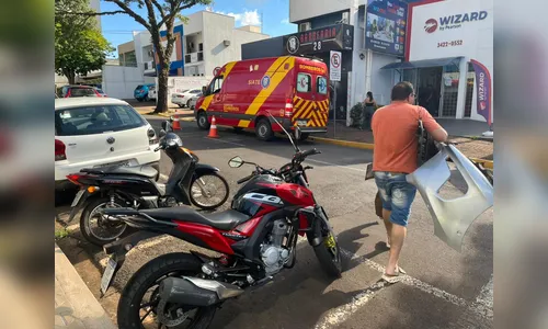 Motociclista tem suspeita de fratura na perna após acidente no centro de Apucarana