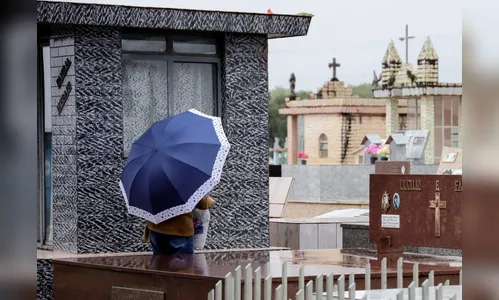 Chuvas reduzem em 50% o movimento nos cemitérios no Dia de Finados